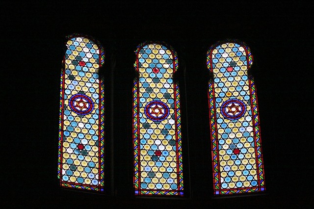 okna s mozaikou
