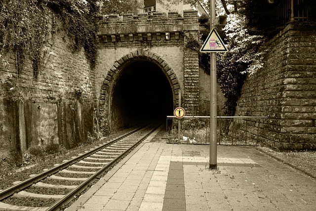 železniční tunel